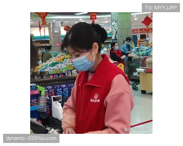 蒋林静买菜像拍大片,超市阿姨一脸问号 蒋林静买菜像拍大片,超市阿姨一脸问号