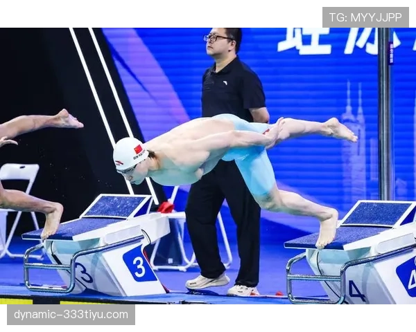 覃海洋训练馆里像修行，逛街却像刚继承家产的人
